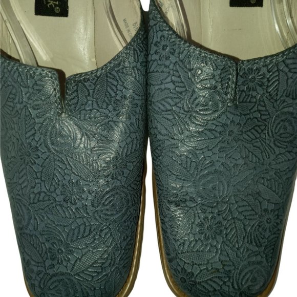 Coldwater Creek Mules Blue Floral Embossed Slip On Shoes Women's Size 8.5 - Picture 2 of 9